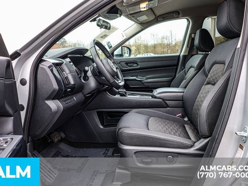 Used 2024 Nissan Pathfinder SV image 18