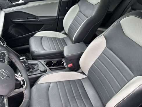 Certified 2022 Volkswagen Taos SEL w/ Panoramic Sunroof Package image 20