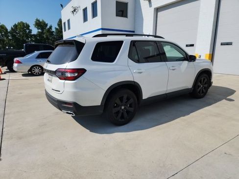 Used 2025 Honda Pilot Black Edition image 13