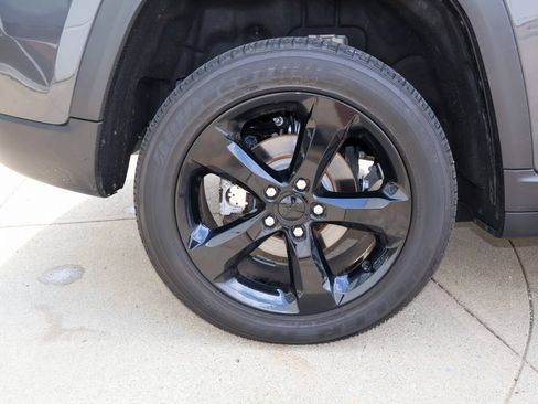 Used 2024 Jeep Grand Cherokee Altitude AWD/4WD image 9