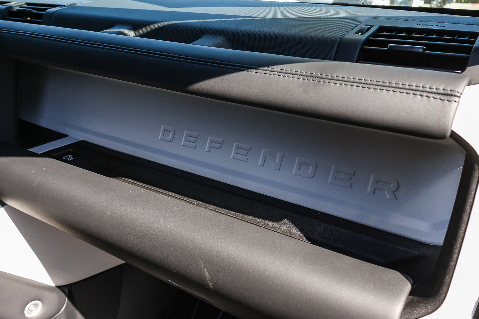 Certified 2025 Land Rover Defender 110 X-Dynamic SE AWD/4WD image 18