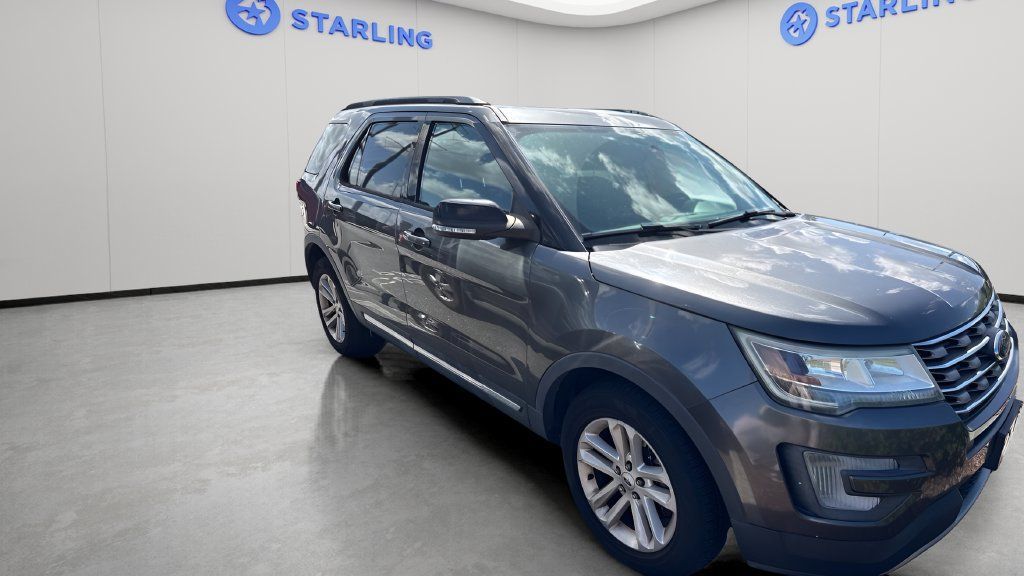 Used 2017 Ford Explorer XLT w/ Equipment Group 201A FWD image 2
