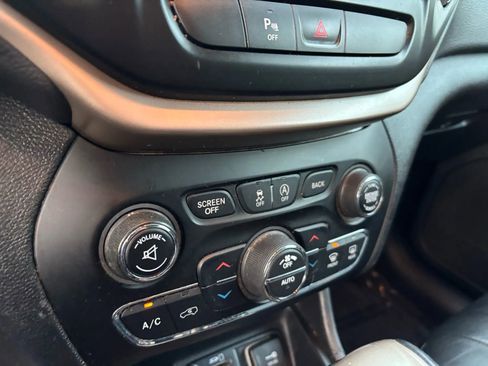 Used 2018 Jeep Cherokee Limited image 25