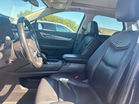 Used 2017 Cadillac XT5 Luxury w/ Driver Awareness Package FWD image 3
