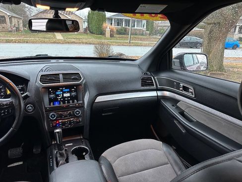 Used 2017 Ford Explorer XLT w/ Equipment Group 202A image 10