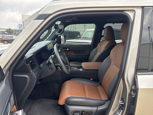 Used 2024 Lexus GX 550 w/ Accessory Package (Z1) AWD/4WD image 3