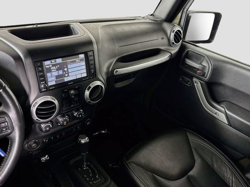 Used 2015 Jeep Wrangler Unlimited Sahara w/ Connectivity Group AWD/4WD image 24