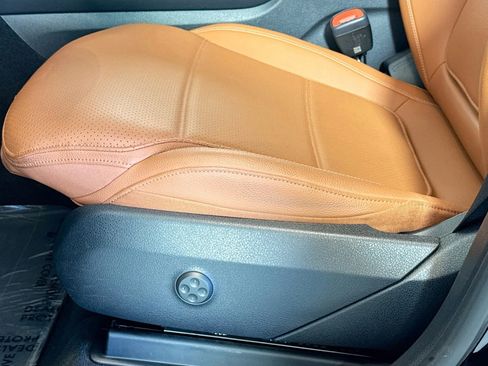 Used 2025 Mercedes-Benz GLC 350e 4MATIC image 18