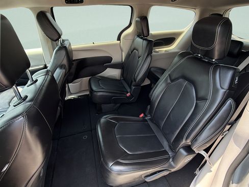 Used 2024 Chrysler Pacifica Touring-L FWD image 14