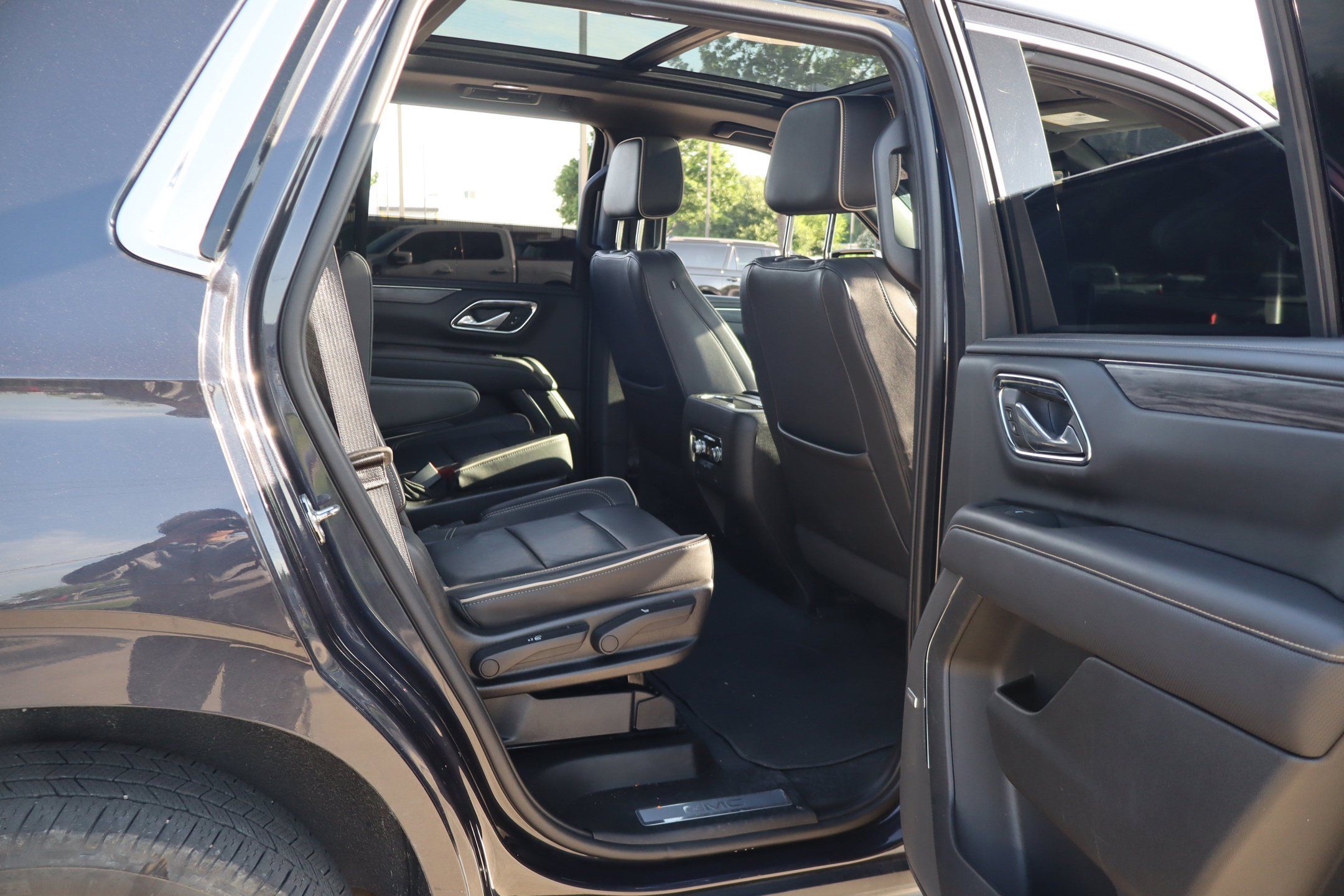 Used 2023 GMC Yukon SLT AWD/4WD image 29