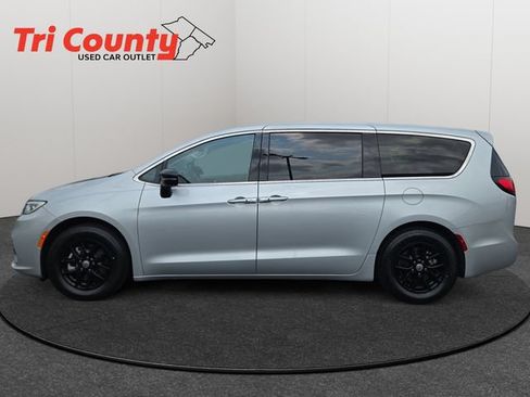Used 2024 Chrysler Pacifica Touring-L FWD image 5