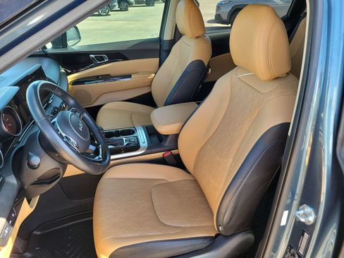 Used 2023 Kia Carnival EX FWD image 16