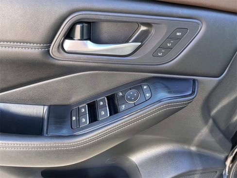 Used 2023 Nissan Rogue SL w/ SL Premium Package image 15