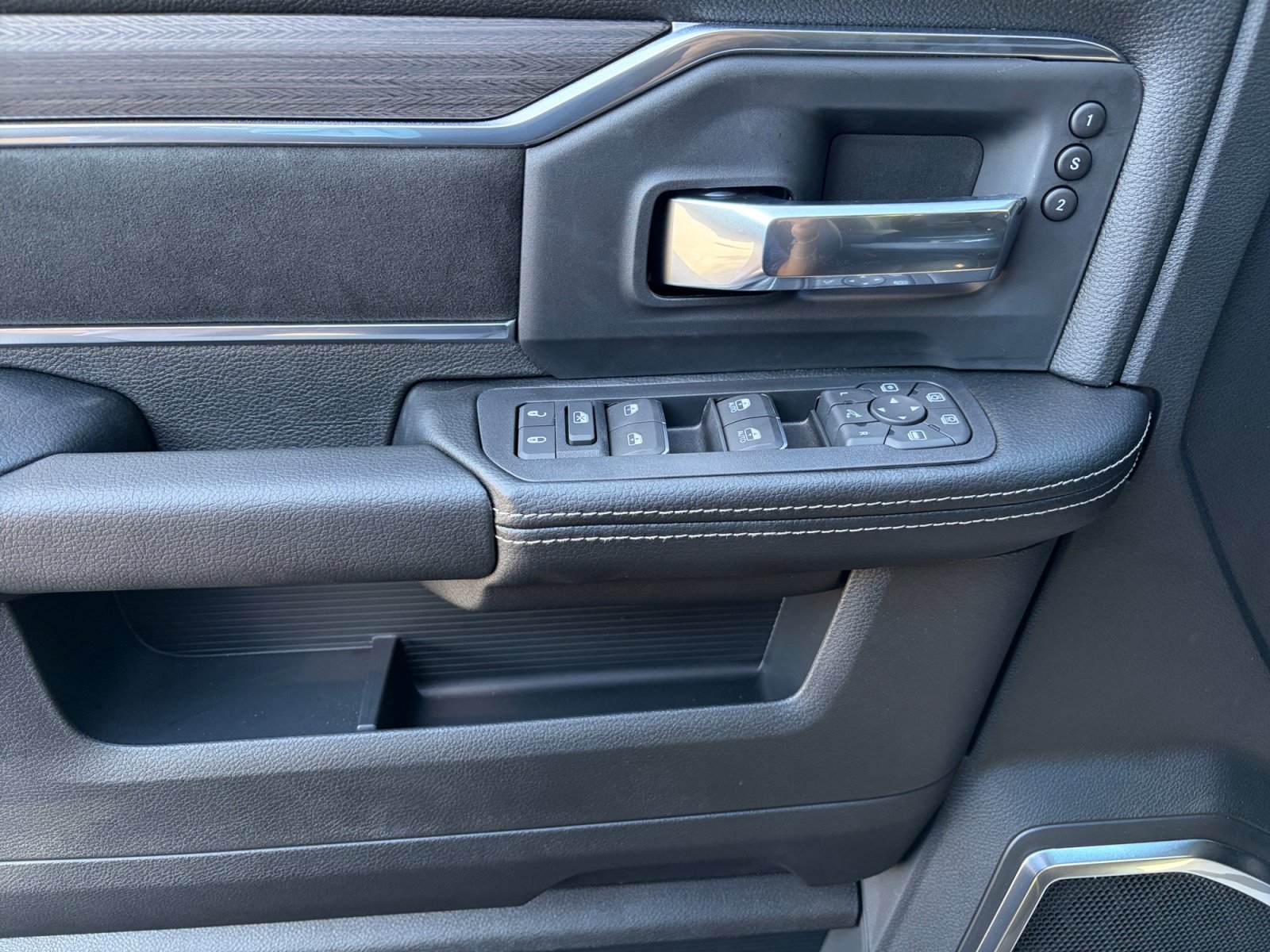 New 2027 RAM 2500 Laramie w/ Night Edition AWD/4WD image 13