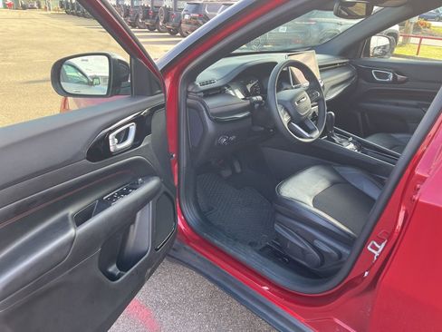 Used 2025 Jeep Compass Trailhawk AWD/4WD image 12