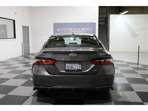 Used 2023 Toyota Camry SE image 5