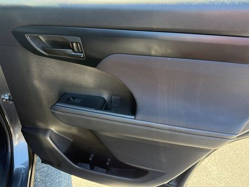 Used 2023 Toyota Highlander LE FWD image 20