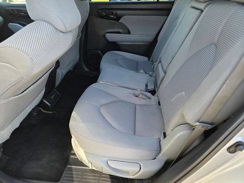 Used 2022 Toyota Highlander L FWD image 15