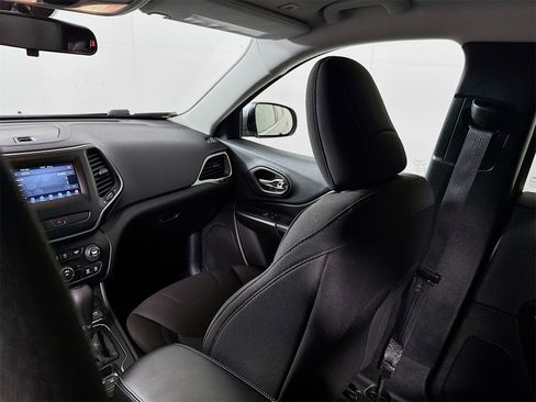 Used 2019 Jeep Cherokee Latitude w/ Cold Weather Group image 19