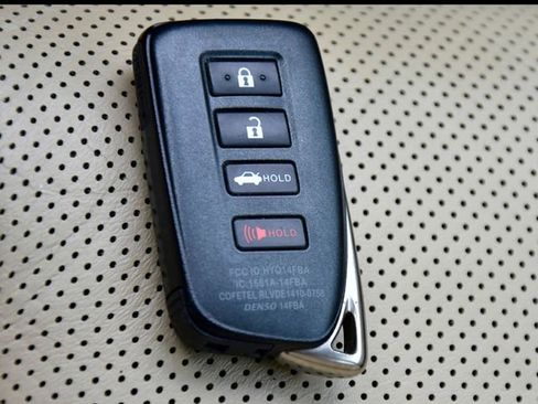 Used 2018 Lexus ES 350 w/ Luxury Package w/Wood Trim image 32