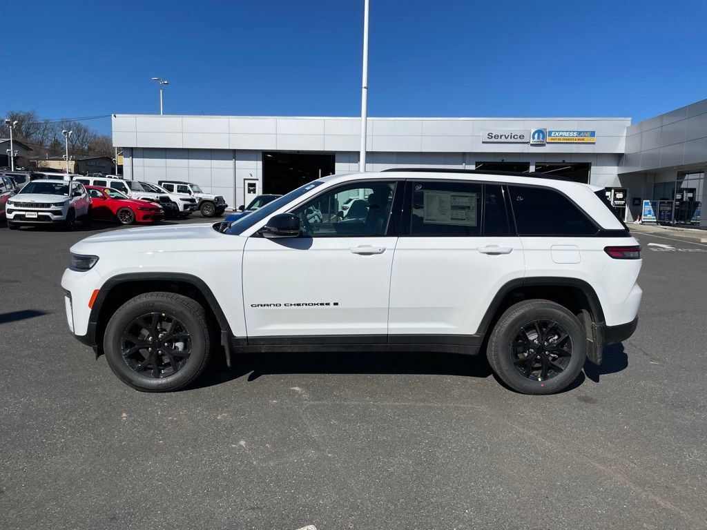 New 2026 Jeep Grand Cherokee Altitude AWD/4WD image 4