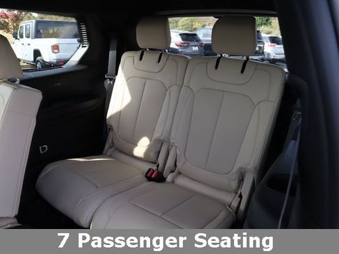 Used 2025 Jeep Grand Cherokee L Limited w/ Luxury Tech Group II image 19