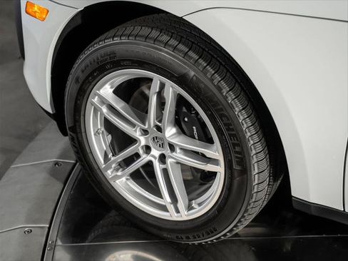 Used 2025 Porsche Macan AWD/4WD image 14