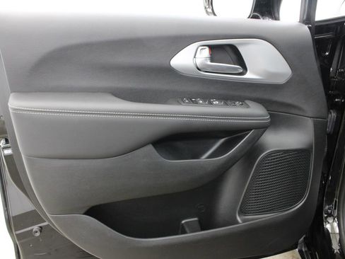 Used 2024 Chrysler Pacifica Touring image 15