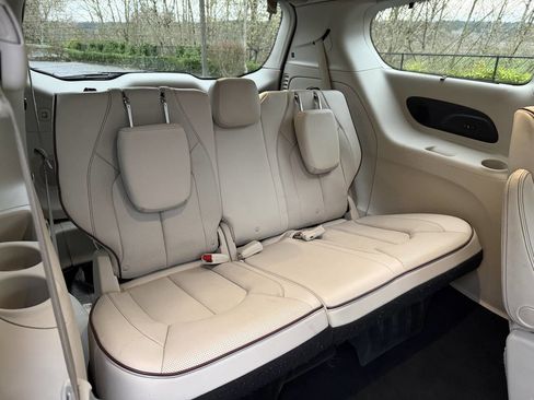 Used 2019 Chrysler Pacifica Limited image 32