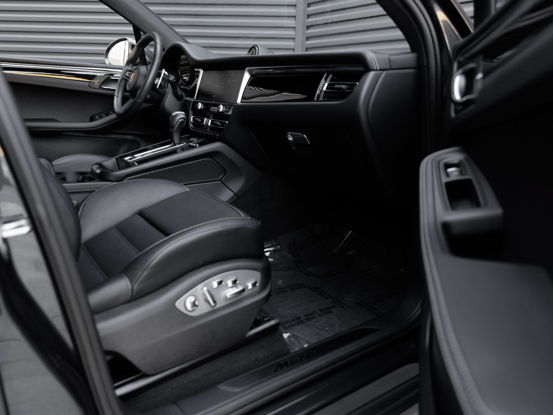 Certified 2026 Porsche Macan Turbo AWD/4WD image 39