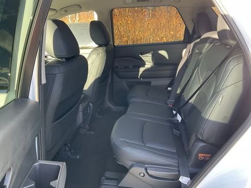 New 2025 Nissan Pathfinder SV image 15