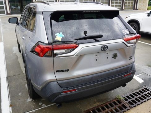 Used 2021 Toyota RAV4 LE AWD/4WD image 7
