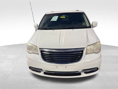 Used 2014 Chrysler Town & Country Touring image 2