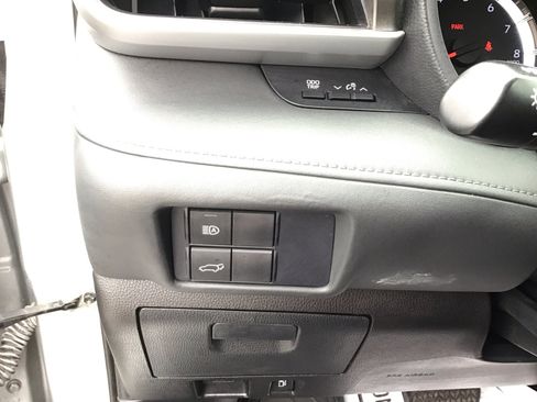 Used 2021 Toyota Highlander LE AWD/4WD image 24