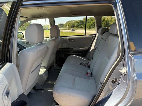 Used 2004 Toyota Highlander 2WD V6 w/ Appearance Pkg image 11
