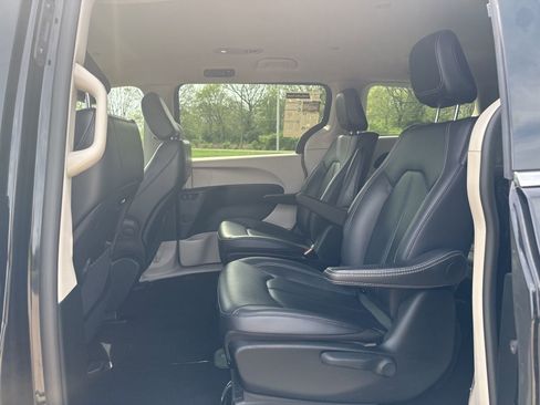 Used 2024 Chrysler Pacifica Limited FWD image 15