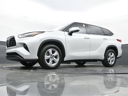Used 2022 Toyota Highlander LE image 29