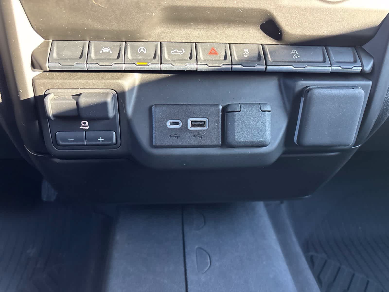 Used 2025 Chevrolet Silverado 1500 Custom Trail Boss w/ LPO, Dark Essentials Package AWD/4WD image 21