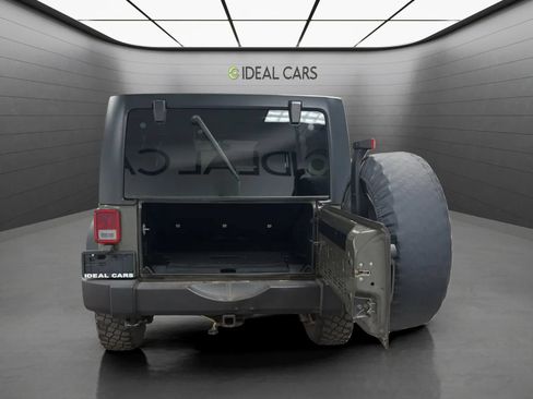 Used 2015 Jeep Wrangler Unlimited Rubicon w/ Connectivity Group AWD/4WD image 6