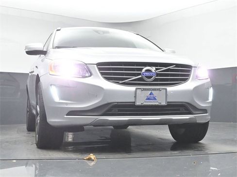 Used 2017 Volvo XC60 T6 Inscription w/ Climate Package image 10