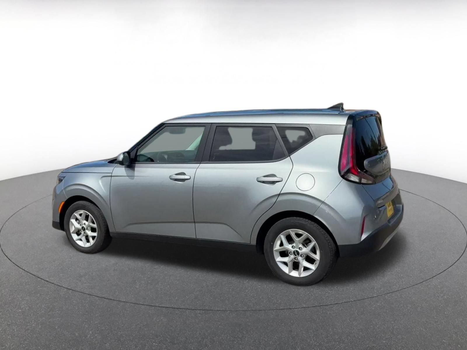 Used 2025 Kia Soul LX w/ LX Technology Package FWD image 9