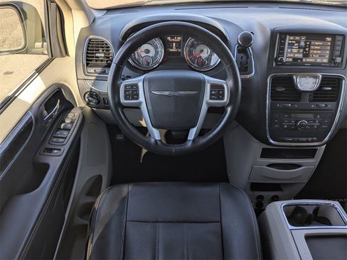 Used 2015 Chrysler Town & Country Touring-L w/ Driver Convenience Group image 20
