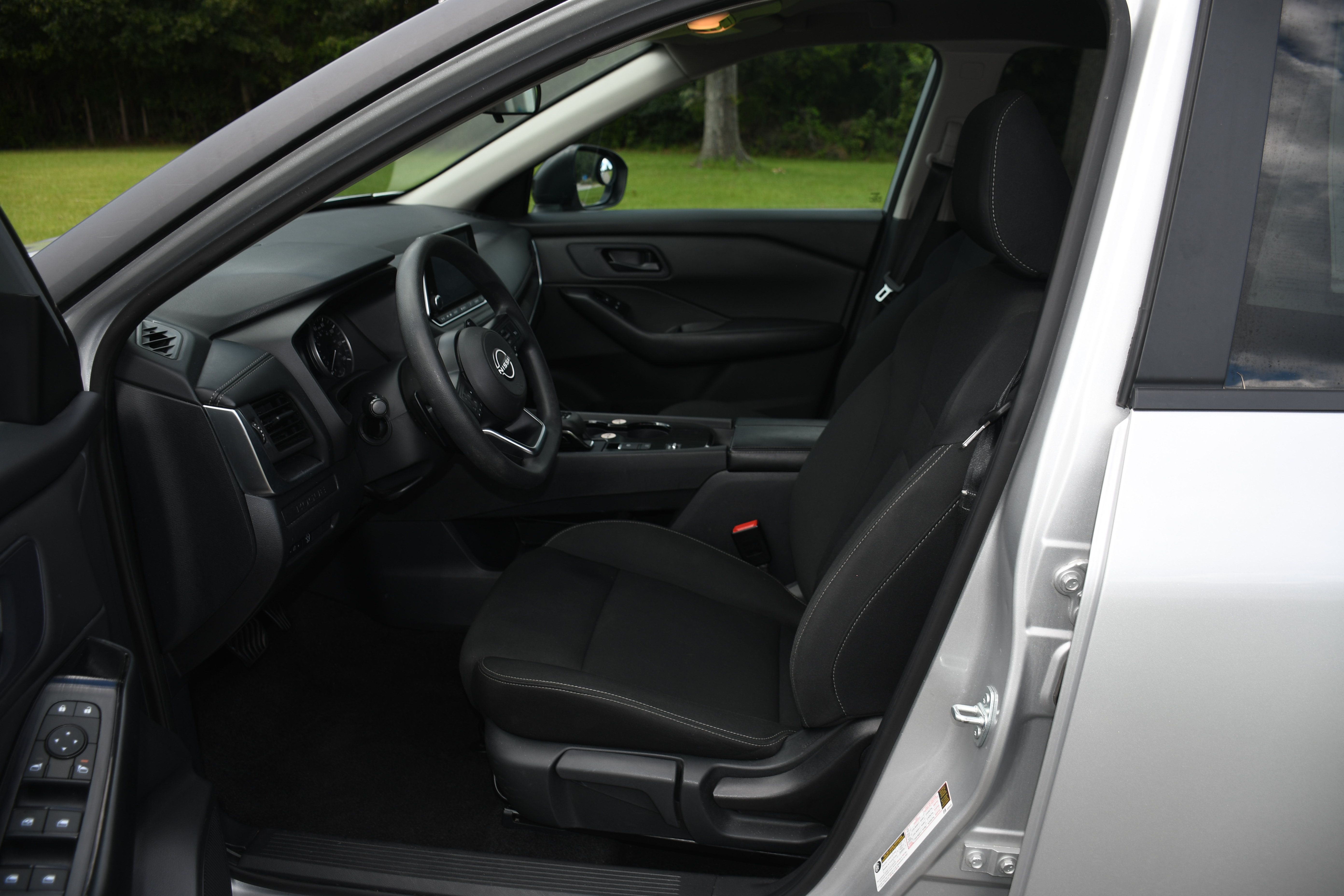 Used 2024 Nissan Rogue S FWD image 7