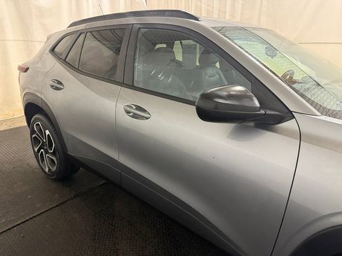 Used 2024 Chevrolet Trax RS w/ Sunroof Package image 13