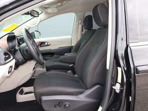 Used 2023 Chrysler Voyager LX FWD image 7