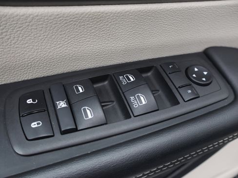 Used 2024 Chrysler Pacifica Touring-L FWD image 41
