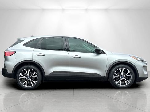 Used 2022 Ford Escape SE w/ SE Sport Appearance Package image 2