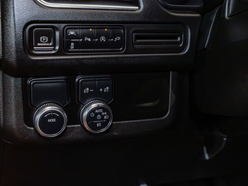 Used 2022 GMC Yukon XL SLE w/ Gmc Pro Safety Plus Package image 16