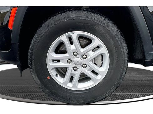 Used 2024 Jeep Grand Cherokee Laredo image 10