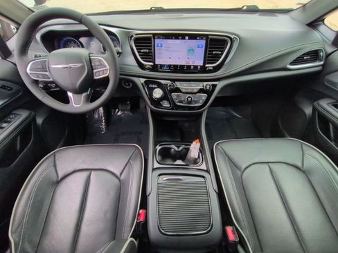 Used 2026 Chrysler Pacifica Limited FWD image 18